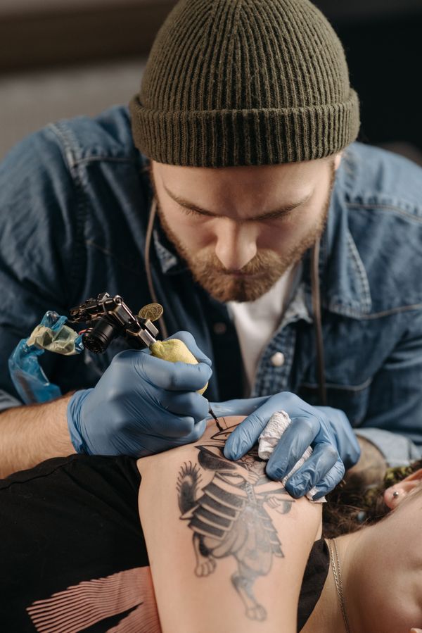 Artista preparando un diseño de tatuaje
