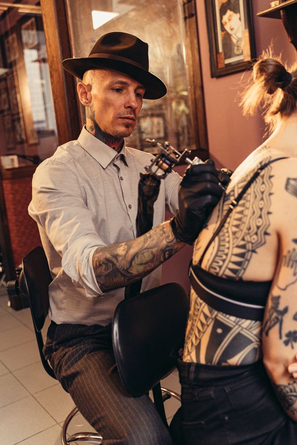 Tatuador atendiendo a un cliente en el estudio