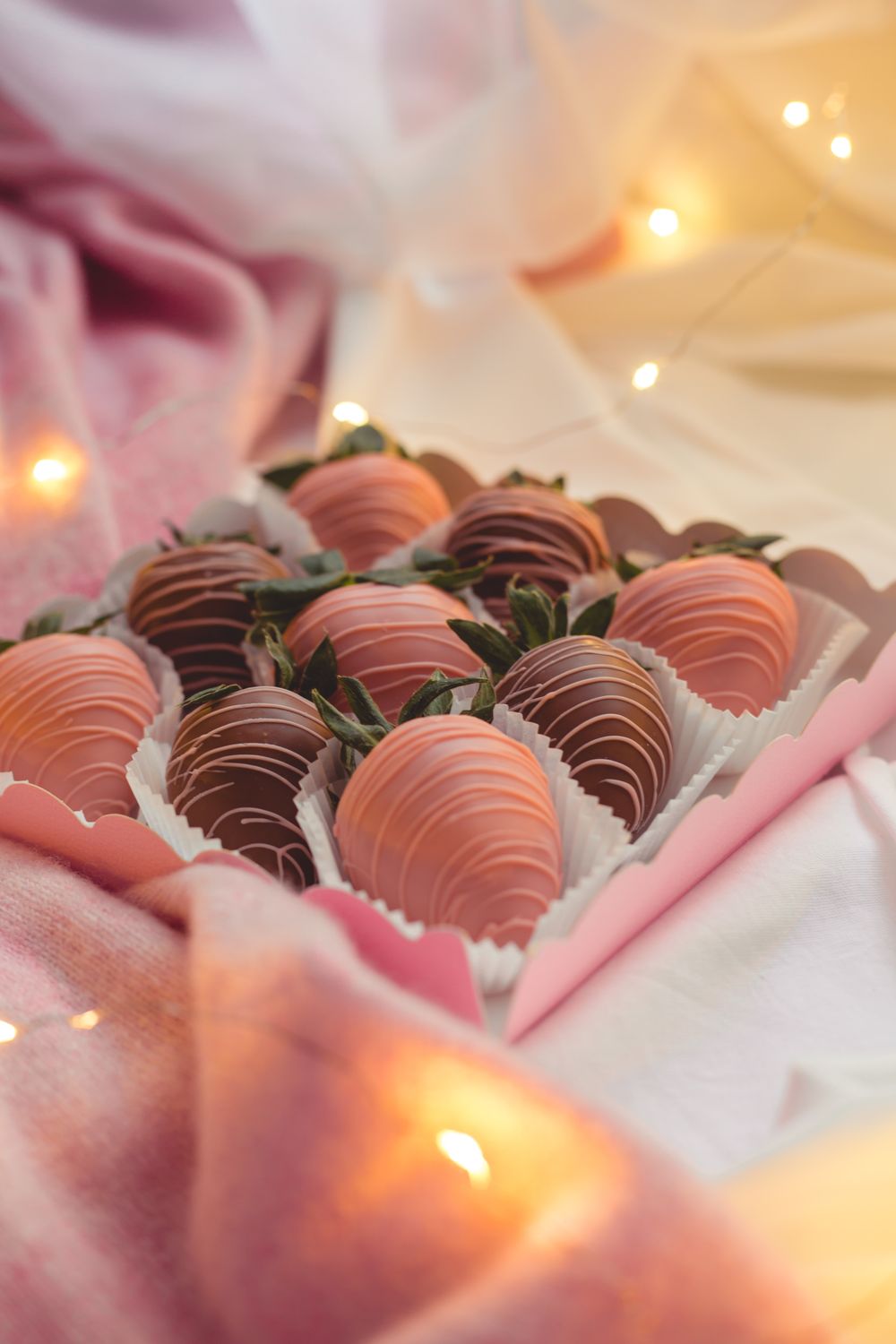 Caja de fresas cubiertas de chocolate