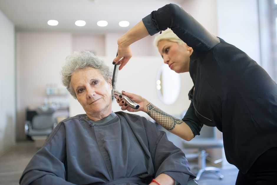 Estilista cortando el cabello