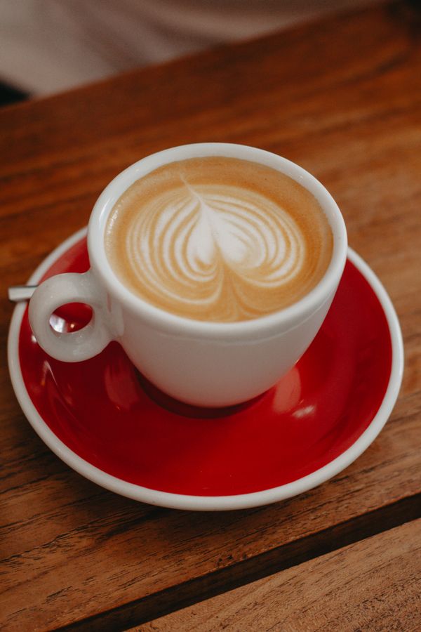 Taza de capuchino con arte latte