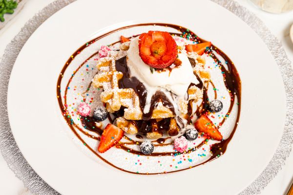 Waffle con chocolate, fresas y sprinkles