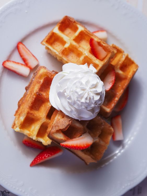 Waffles con crema batida y fresas