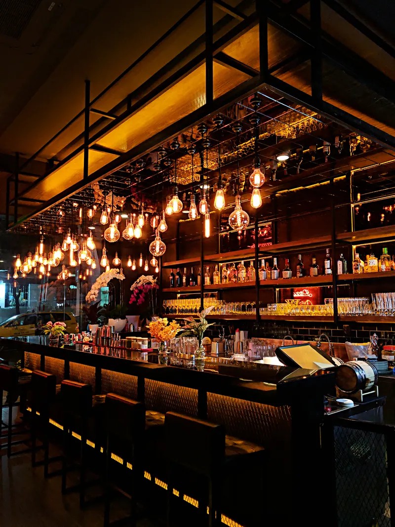 Interior acogedor del bar con copas y botellas