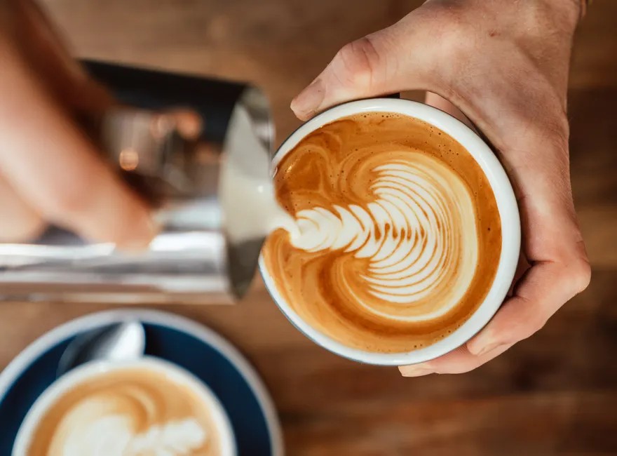 Latte art en taza de café