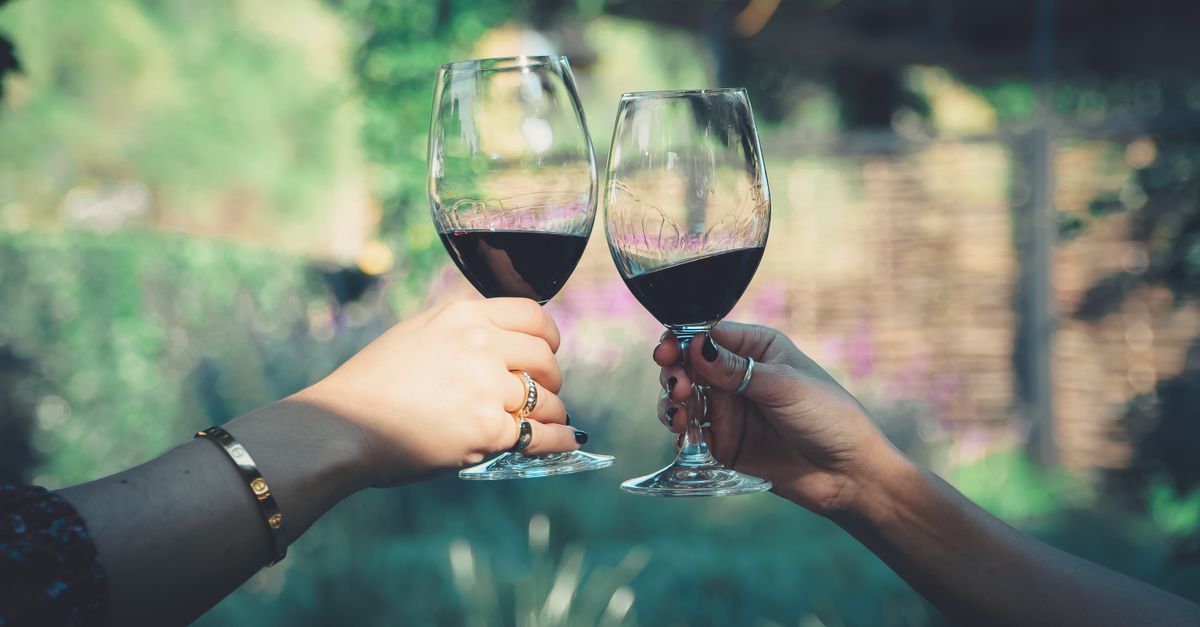 Brindis con copas de vino tinto