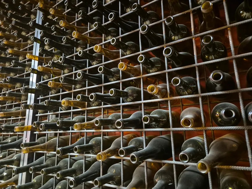 Botellas de vino en la bodega