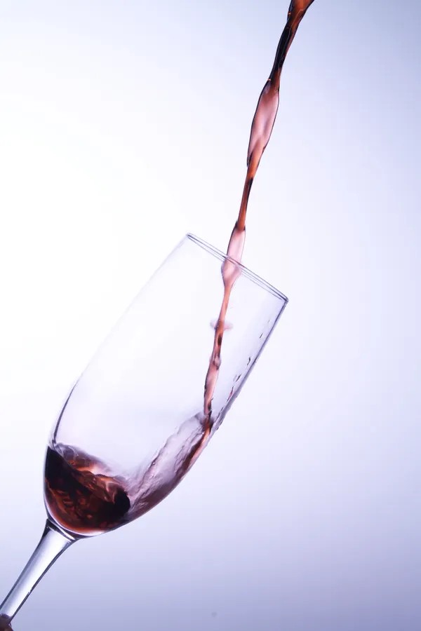 Copa de vino tinto siendo servida
