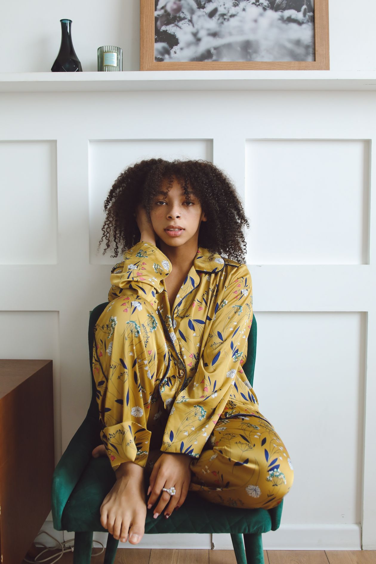 Modelo con pijama cómoda y elegante